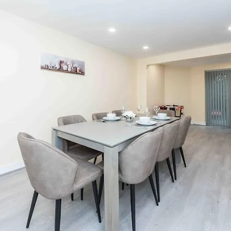 בית נופש Beautiful, Peaceful, 5 Bedroom With Hot Tub! מנצ'סטר