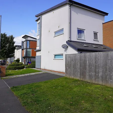 Luxury - Pick A - Free Parking & Kitchen Access, Near Etihad Stadium, The Coop Live & Piccadilly Station, Habitación en casa particular Mánchester