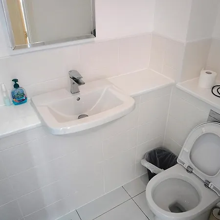 Luxury - Pick A - Free Parking & Kitchen Access, Near Etihad Stadium, The Coop Live & Piccadilly Station, Homestay Manchester
