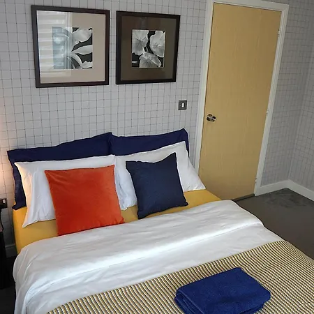 Luxury - Pick A - Free Parking & Kitchen Access, Near Etihad Stadium, The Coop Live & Piccadilly Station, Homestay *