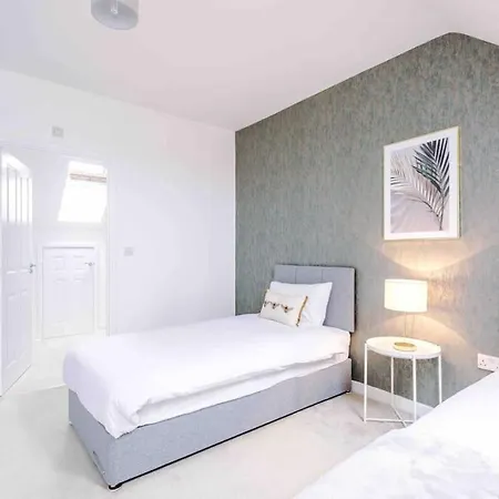 Spacious 4-bed Casa de Férias Manchester