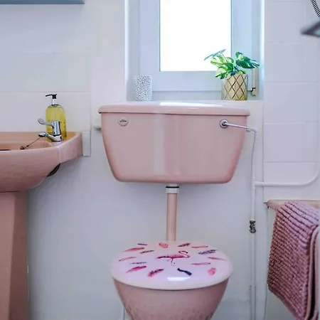 Дом отдыха Comfy Four Bedroom House With Parking