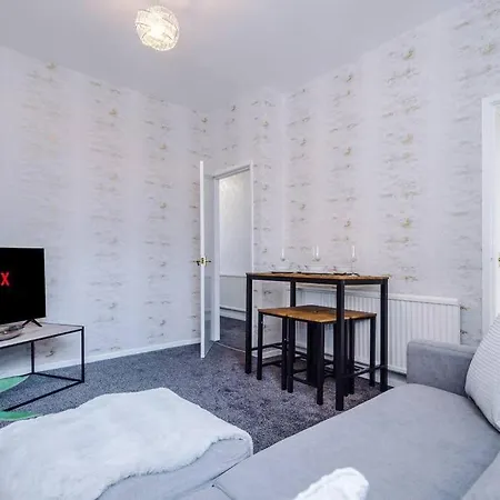 Comfy Four Bedroom House With Parking