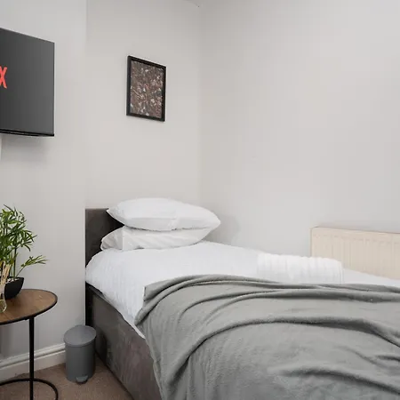 アパート Spacious, Modern 3 Bed - Pool Table - Free Parking マンチェスター