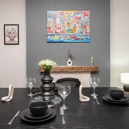Spacious, Modern 3 Bed - Pool Table - Free Parking