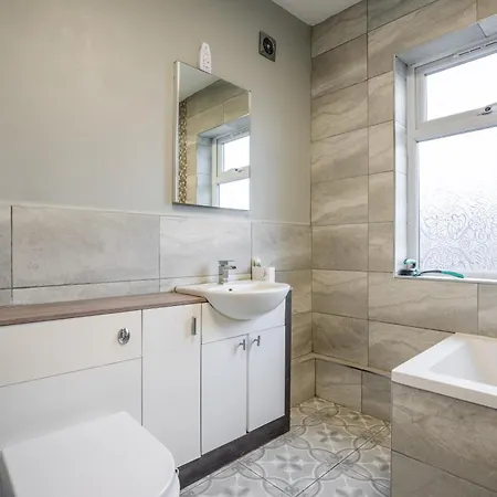 Spacious, Modern 3 Bed - Pool Table - Free Parking Apartamento