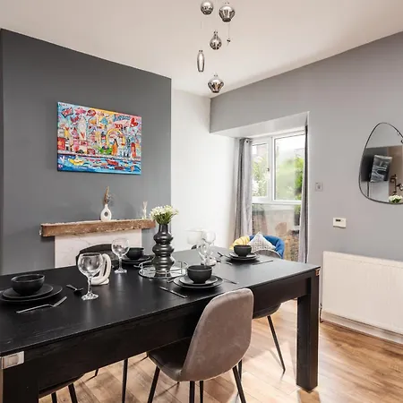 Spacious, Modern 3 Bed - Pool Table - Free Parking *