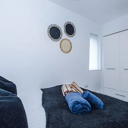 Stylish Home, Games Room, Sleeps 6, Large Driveway, Perfect For Groups Apartment