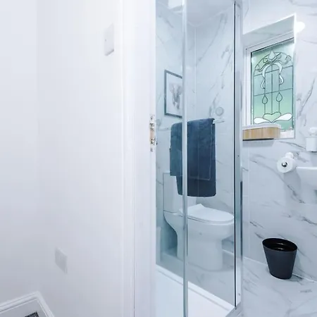 Apartment Stylish Home, Games Room, Sleeps 6, Large Driveway, Perfect For Groups