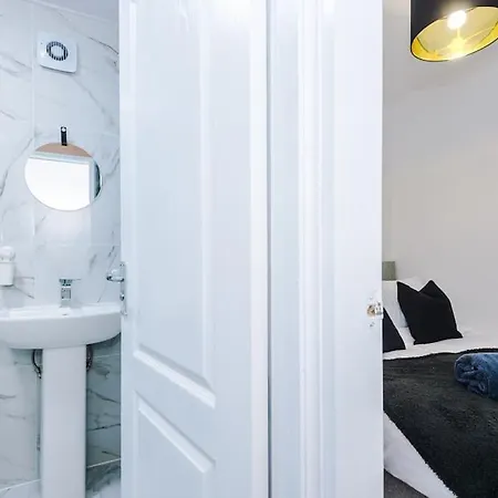Apartment Stylish Home, Games Room, Sleeps 6, Large Driveway, Perfect For Groups Manchester
