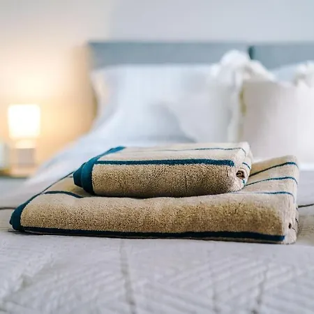 Stylish Home, Games Room, Sleeps 6, Large Driveway, Perfect For Groups *