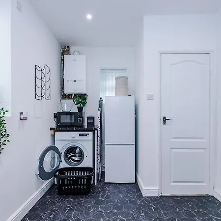 Stylish Home, Games Room, Sleeps 6, Large Driveway, Perfect For Groups Manchester