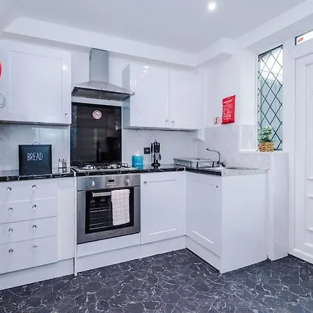 Stylish Home, Games Room, Sleeps 6, Large Driveway, Perfect For Groups * Manchester