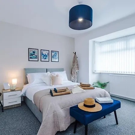 Stylish Home, Games Room, Sleeps 6, Large Driveway, Perfect For Groups