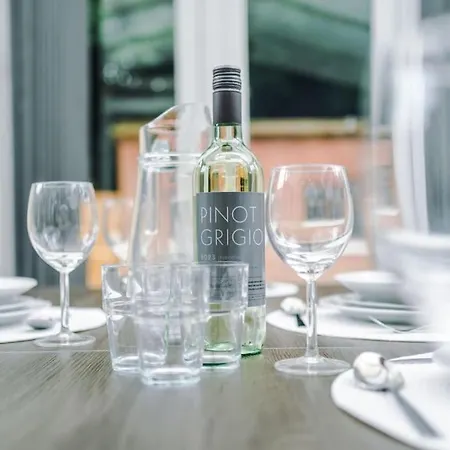 Stylish Home, Games Room, Sleeps 6, Large Driveway, Perfect For Groups Apartment