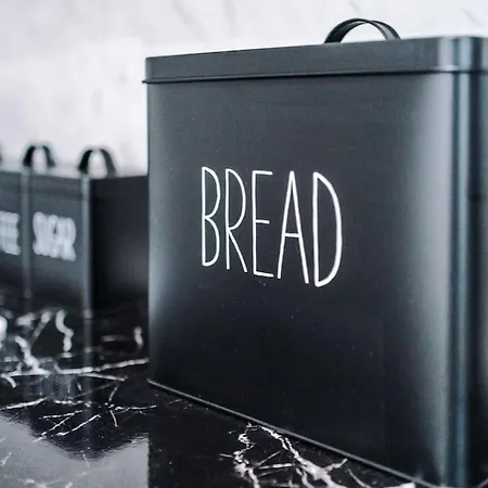 Stylish Home, Games Room, Sleeps 6, Large Driveway, Perfect For Groups Apartment *