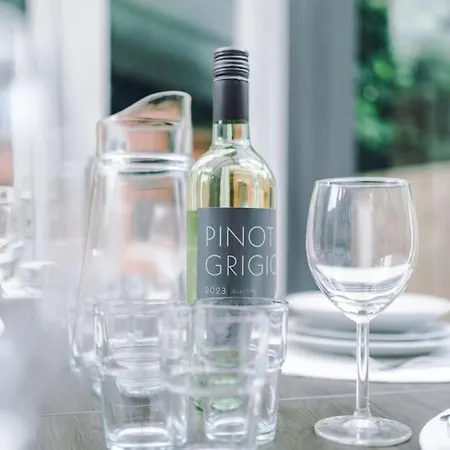 Stylish Home, Games Room, Sleeps 6, Large Driveway, Perfect For Groups *