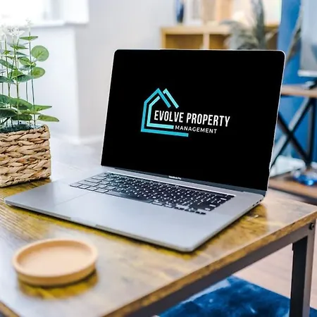 Stylish Home, Games Room, Sleeps 6, Large Driveway, Perfect For Groups * Manchester