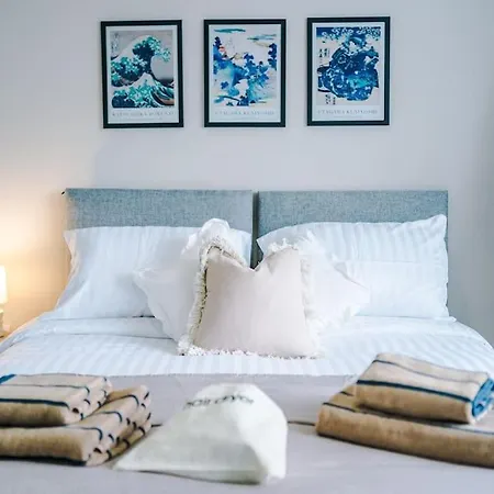 Stylish Home, Games Room, Sleeps 6, Large Driveway, Perfect For Groups Manchester