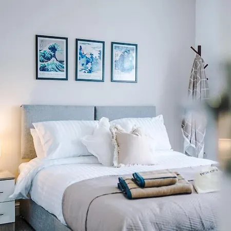 Stylish Home, Games Room, Sleeps 6, Large Driveway, Perfect For Groups