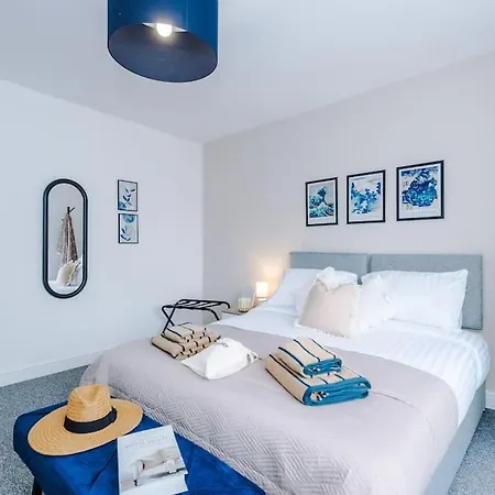 Stylish Home, Games Room, Sleeps 6, Large Driveway, Perfect For Groups Apartment *