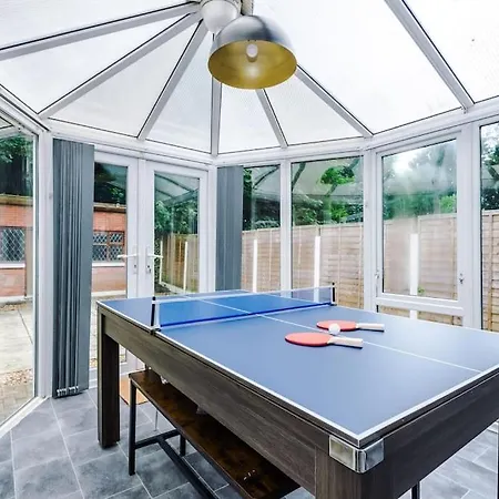 Apartment Stylish Home, Games Room, Sleeps 6, Large Driveway, Perfect For Groups *