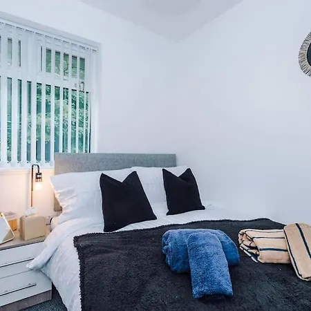 Apartment Stylish Home, Games Room, Sleeps 6, Large Driveway, Perfect For Groups Manchester