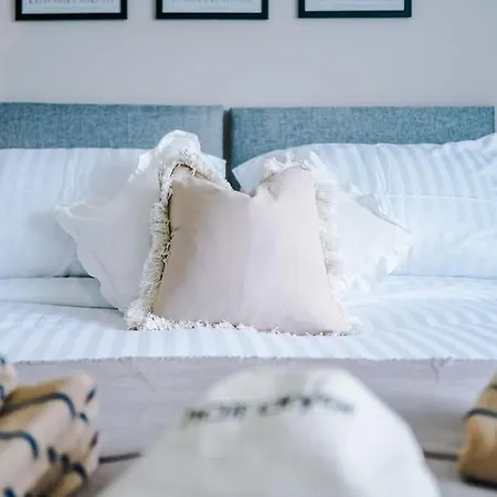 Apartment Stylish Home, Games Room, Sleeps 6, Large Driveway, Perfect For Groups Manchester