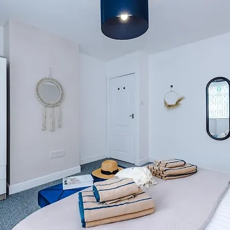 Apartment Stylish Home, Games Room, Sleeps 6, Large Driveway, Perfect For Groups *