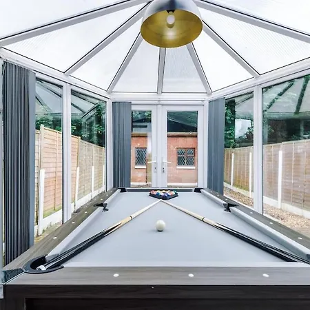 Stylish Home, Games Room, Sleeps 6, Large Driveway, Perfect For Groups Apartment Manchester