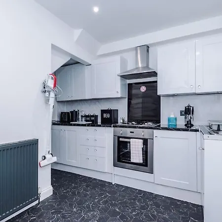 Apartment Stylish Home, Games Room, Sleeps 6, Large Driveway, Perfect For Groups Manchester