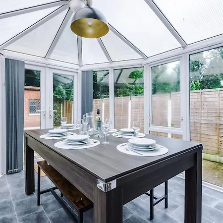 Stylish Home, Games Room, Sleeps 6, Large Driveway, Perfect For Groups *