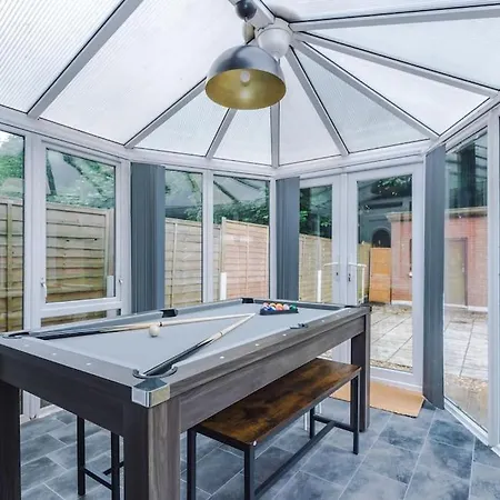 Stylish Home, Games Room, Sleeps 6, Large Driveway, Perfect For Groups Apartment Manchester