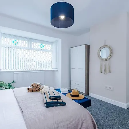 Stylish Home, Games Room, Sleeps 6, Large Driveway, Perfect For Groups *