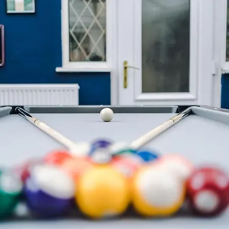 Stylish Home, Games Room, Sleeps 6, Large Driveway, Perfect For Groups Manchester