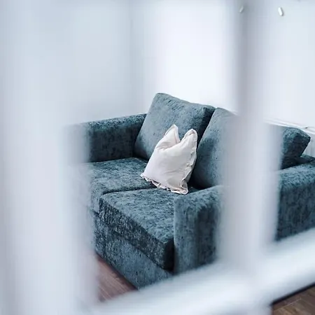 Stylish Home, Games Room, Sleeps 6, Large Driveway, Perfect For Groups Apartment *