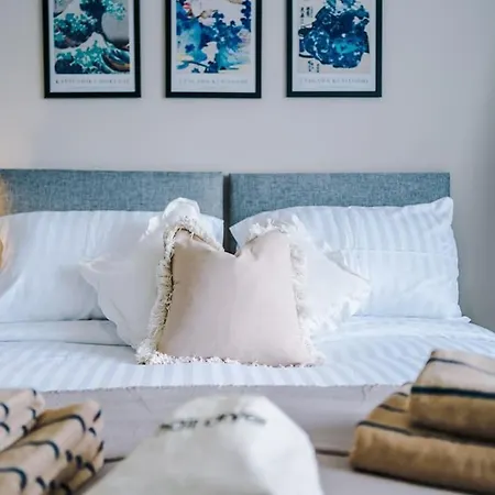 Stylish Home, Games Room, Sleeps 6, Large Driveway, Perfect For Groups Manchester