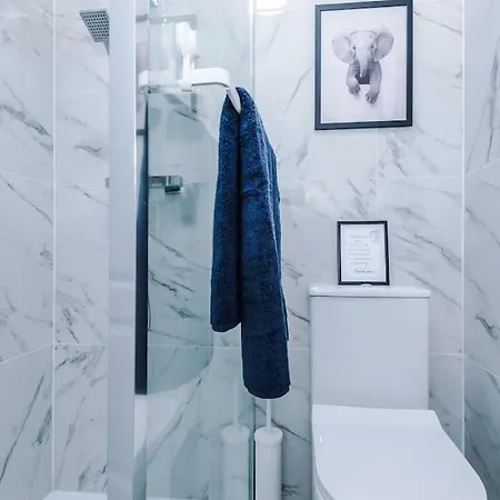 Stylish Home, Games Room, Sleeps 6, Large Driveway, Perfect For Groups Apartment Manchester