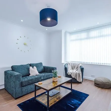 Apartment Stylish Home, Games Room, Sleeps 6, Large Driveway, Perfect For Groups Manchester