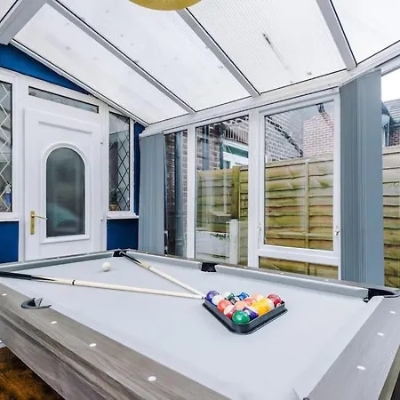 Stylish Home, Games Room, Sleeps 6, Large Driveway, Perfect For Groups