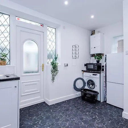 Apartment Stylish Home, Games Room, Sleeps 6, Large Driveway, Perfect For Groups *