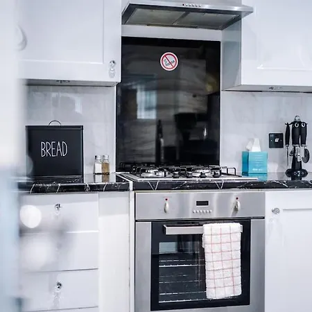 Stylish Home, Games Room, Sleeps 6, Large Driveway, Perfect For Groups Apartment Manchester