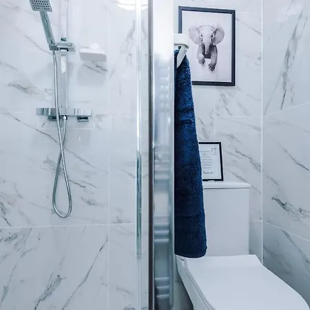 Stylish Home, Games Room, Sleeps 6, Large Driveway, Perfect For Groups Apartment