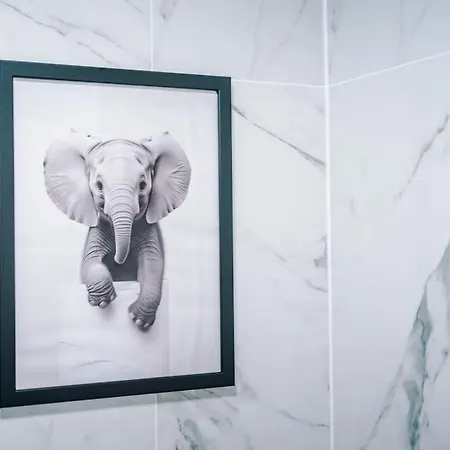 Apartment Stylish Home, Games Room, Sleeps 6, Large Driveway, Perfect For Groups