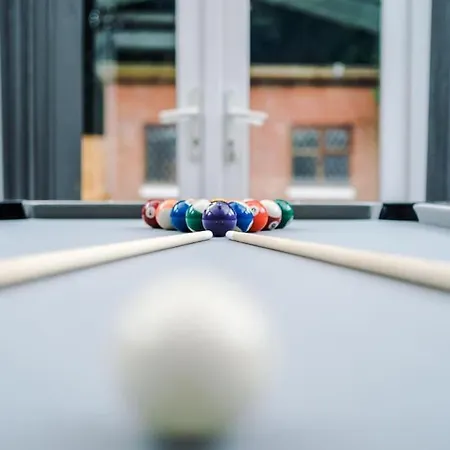 Stylish Home, Games Room, Sleeps 6, Large Driveway, Perfect For Groups Apartment Manchester