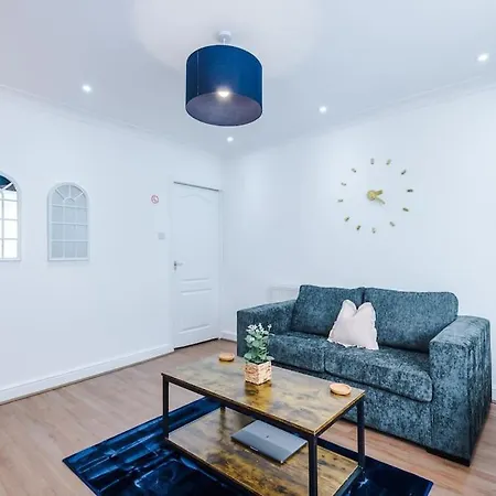 Apartment Stylish Home, Games Room, Sleeps 6, Large Driveway, Perfect For Groups Manchester