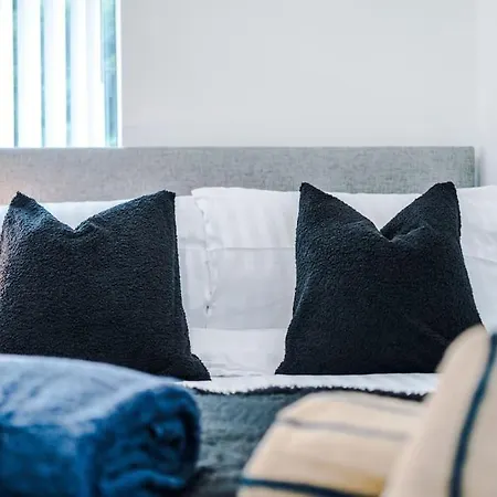 Stylish Home, Games Room, Sleeps 6, Large Driveway, Perfect For Groups