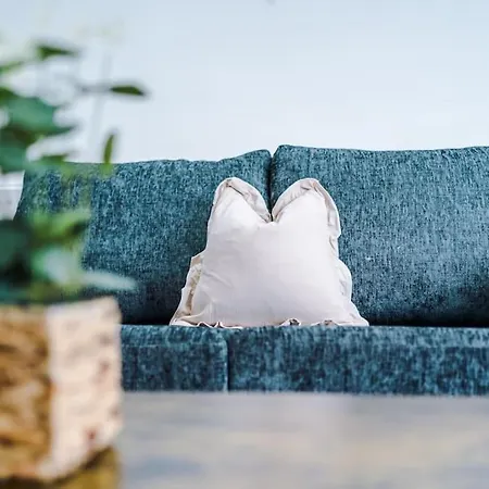 Apartment Stylish Home, Games Room, Sleeps 6, Large Driveway, Perfect For Groups *