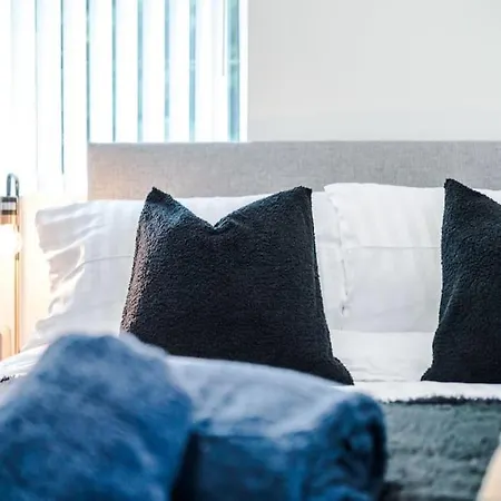 Stylish Home, Games Room, Sleeps 6, Large Driveway, Perfect For Groups * Manchester