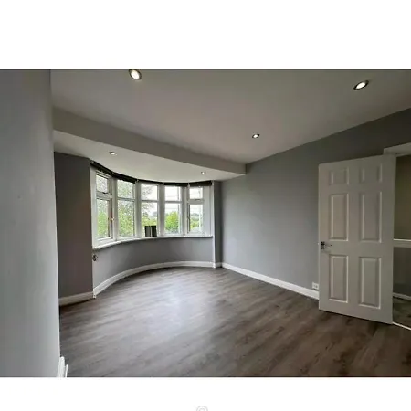 Victoria Avenue East 3 Bedroom House Дом отдыха *